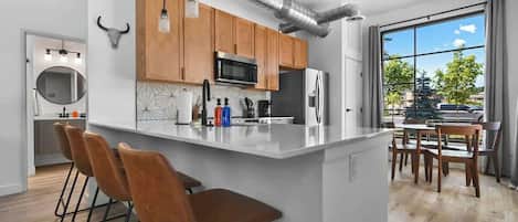 Réfrigérateur, micro-ondes, four, plaque de cuisson