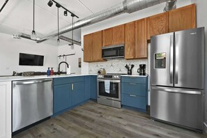 Kjøleskap, mikrobølgeovn, ovn og kokeplater