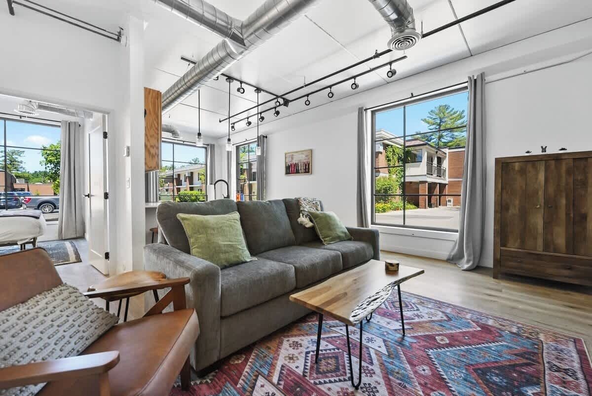 Een televisie, een open haard en een kantoor