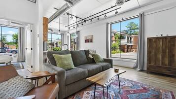 Een televisie, een open haard en een kantoor