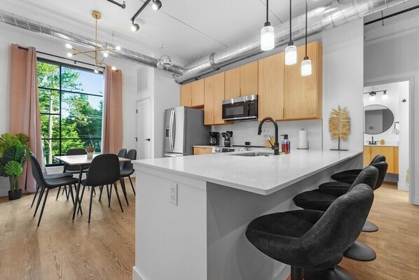 Kühlschrank, Mikrowelle, Ofen, Herdplatte