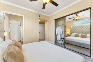 2 slaapkamers, een bureau, een strijkplank/strijkijzer, reisbedje