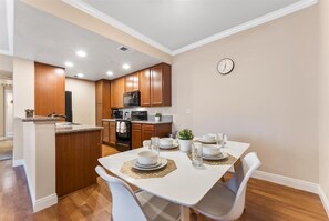 Dining - South Reno 2BR · Spa Access, Pool & Mountain Views (Reno)