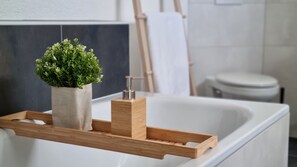 Shower, hair dryer, towels - Studio Apartment 'Design-Wohnung In Göttingen' with Shared Terrace and Wi-Fi (Göttingen)