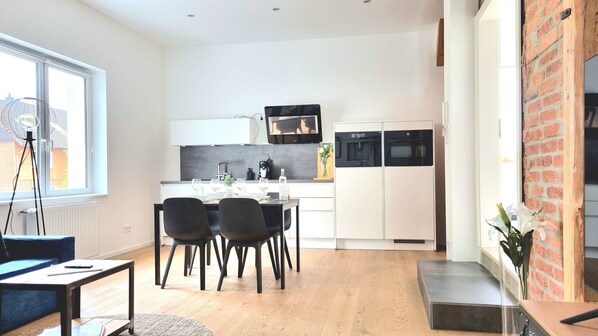 Horno, placa de cocina, lavavajillas y hervidor eléctrico