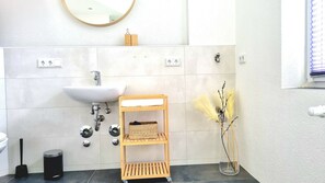 Ducha, secador de pelo y toallas