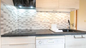 Kjøleskap, mikrobølgeovn, ovn og oppvaskmaskin