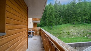 A wooden balcony with a view of a forested hillside. - Lovely 4/6 pers Apt near the pistes (Allos)