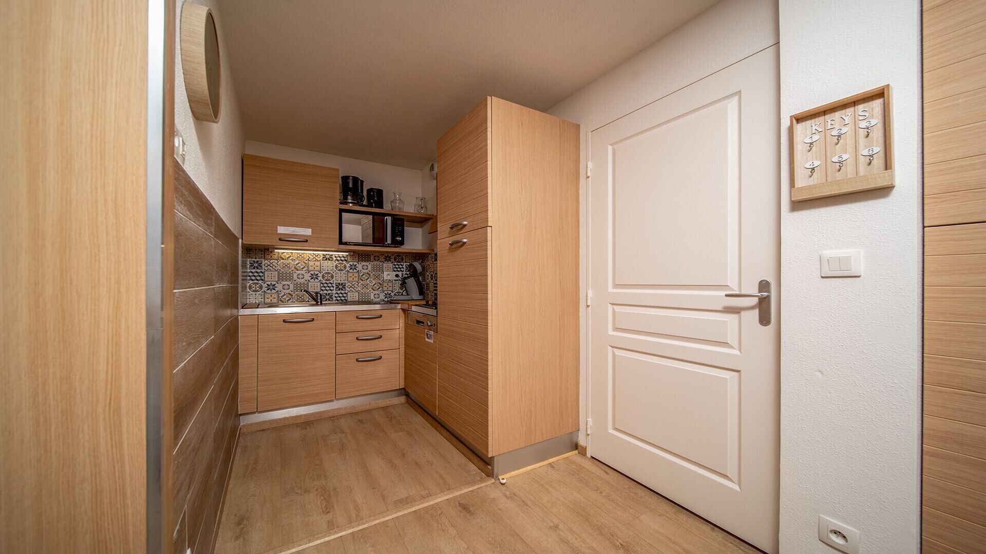 Fridge, microwave, oven, coffee/tea maker