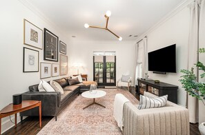 TV - Midwood Hideaway - Hot Tub + FirePit + Peloton + Putting Green + DiscGolf (Charlotte)