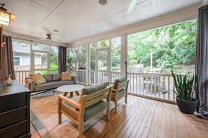 TV - Midwood Hideaway - Hot Tub + FirePit + Peloton + Putting Green + DiscGolf (Charlotte)