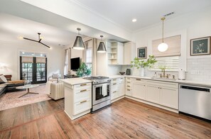 Fridge, microwave, oven, stovetop - Midwood Hideaway - Hot Tub + FirePit + Peloton + Putting Green + DiscGolf (Charlotte)