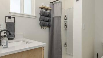 Secador de pelo y toallas