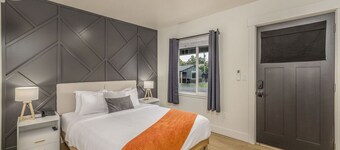 The Flats - Suite 1 - Queen Suite by Downtown CDA!