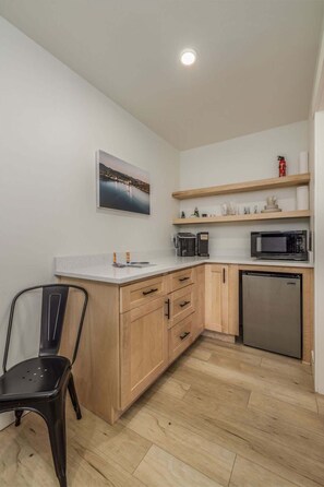 Microondas, cafetera o tetera, tostadora y utensilios de cocina