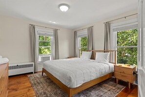 4 bedrooms, desk, iron/ironing board, travel crib - Hudson Restored Farmhouse with Fire Pit (Hudson)