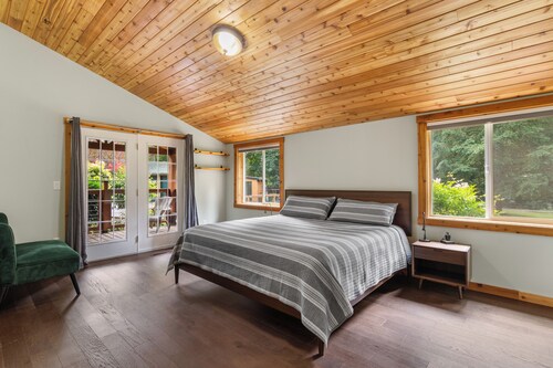 Bobcat Ranch- Dog Friendly Acreage in Issaquah's Mirrormont Neighborhood