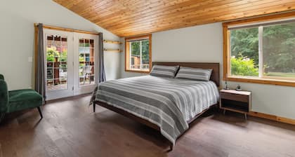 Bobcat Ranch- Dog Friendly Acreage in Issaquah's Mirrormont Neighborhood