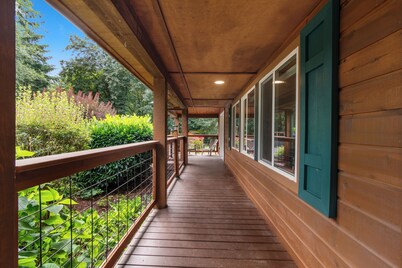 Dog Friendly Acreage in Issaquah's Mirrormont Neighborhood with Hiking Access