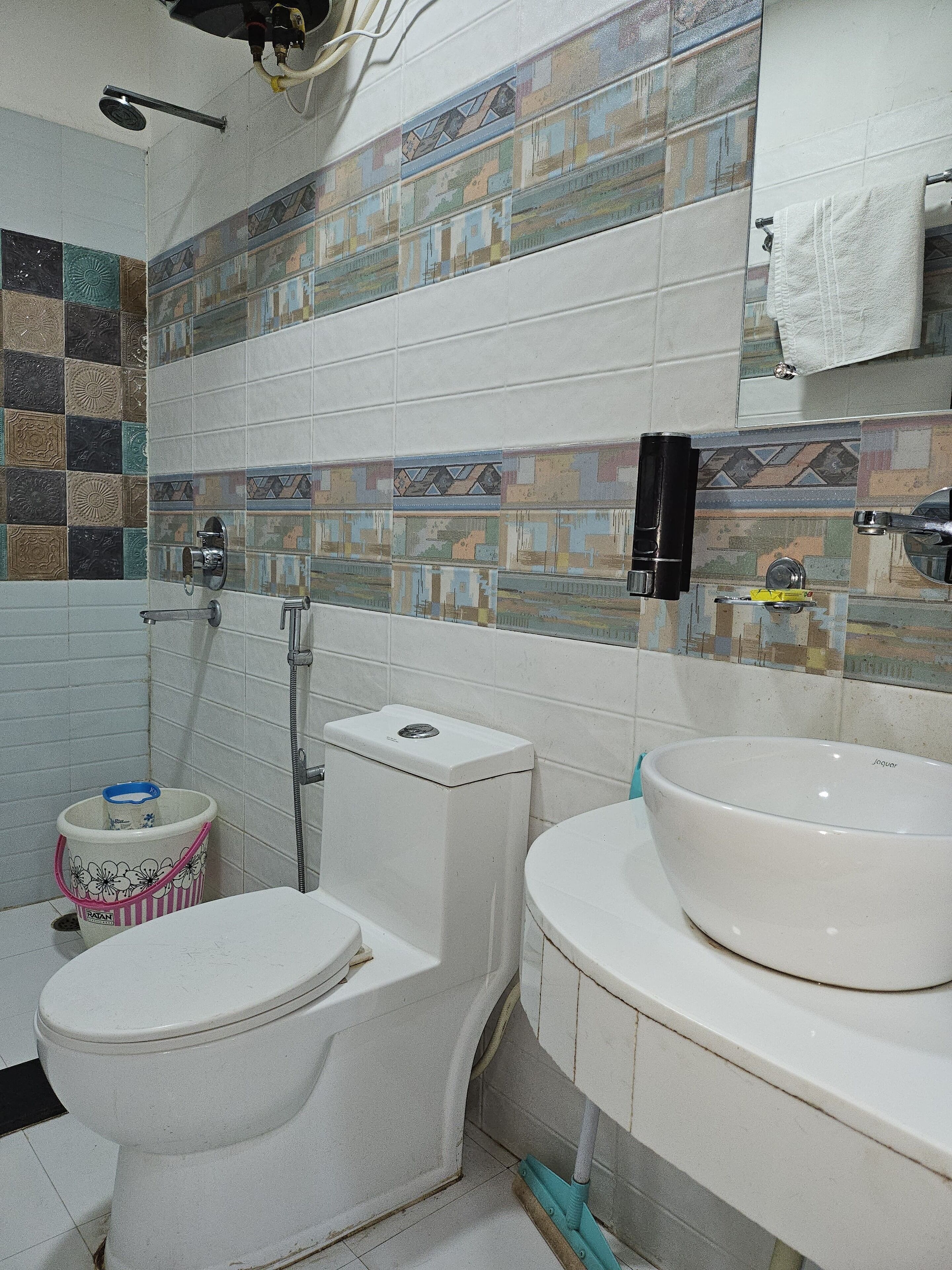 Een badkamer met toilet, bidet en wastafel.