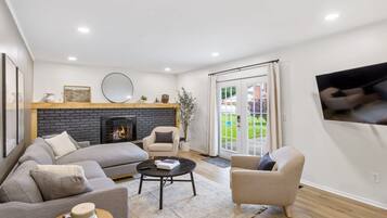 Televisión, chimenea, oficina y monitor de computadora