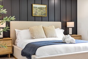 6 bedrooms, desk, iron/ironing board, WiFi