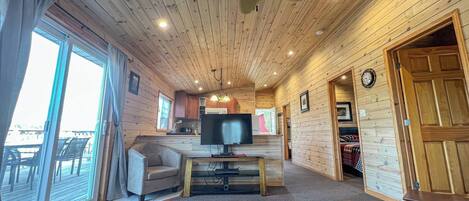 2 bedrooms, iron/ironing board, internet