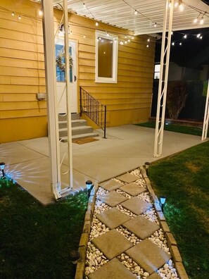 Property grounds - Enchanting 2-bedroom house across ISU in Pocatello (Pocatello)