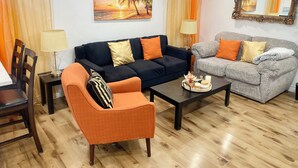A living room with two sofas, a coffee table, and a chair. - Enchanting 2-bedroom house across ISU in Pocatello (Pocatello)