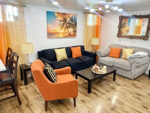 Living area - Enchanting 2-bedroom house across ISU in Pocatello (Pocatello)