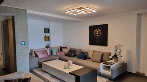 Smart TV, fireplace