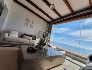 Smart TV, fireplace