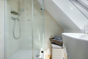 Dusche, Haartrockner, HandtĂŒcher