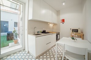 Kühlschrank, Mikrowelle, Ofen, Wasserkocher mit Kaffee-/Teezubehör