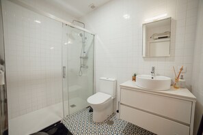 Bruser, hårtørrer, håndklæder, Sæbe