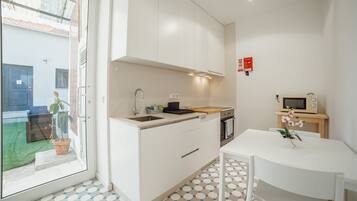 Fridge, microwave, oven, coffee/tea maker