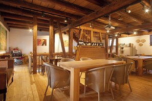 Dining - 'Apartment ehemalige Backstube' with shared terrace and WLAN (Immenstaad am Bodensee)