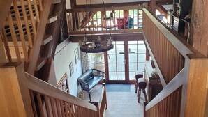 A wooden staircase leading to a balcony with a view of the outside. - Villa Puppenhaus – Suite Bergblick with Sauna, Shared Terrace and Wi-Fi (Immenstaad am Bodensee)