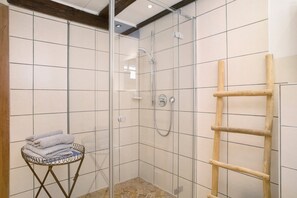 Een douche, een haardroger, handdoeken