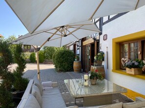 Outdoor dining - Apartment Auszeit with Balcony, Wi-Fi and Shared Terrace (Immenstaad am Bodensee)