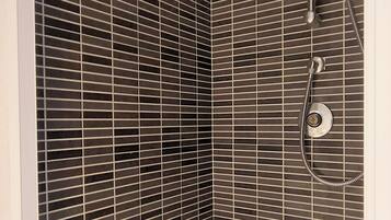 Doccia, asciugacapelli, bidet, asciugamani