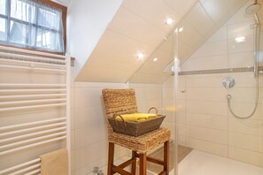 Shower, hair dryer, towels - Suite See Möwe with Balcony, Wi-Fi and Shared Terrace (Immenstaad am Bodensee)