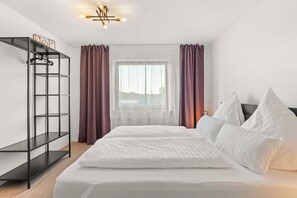 4 bedrooms, iron/ironing board, WiFi, bed sheets