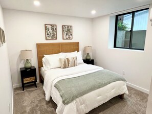 2 dormitorios, escritorio, tabla de planchar con plancha y cuna de viaje