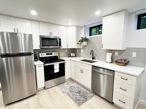 Refrigerador, microondas, horno y parrilla de estufa 