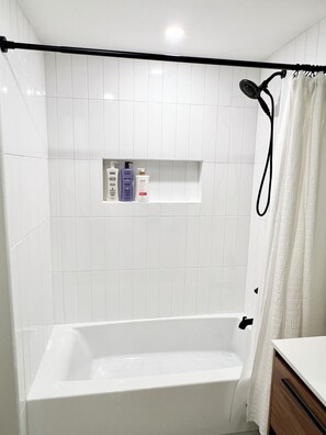 Secador de cabelo, toalhas de banho, sabonete, shampoo