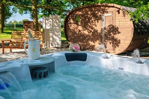 Bañera de hidromasaje al aire libre