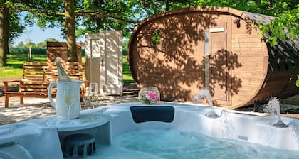 Holiday Apartment "Eichengeflüster Schwalbenloft" with a Private Terrace under the Oaks