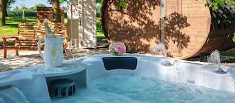 Holiday Apartment "Eichengeflüster Schwalbenloft" with a Private Terrace under the Oaks