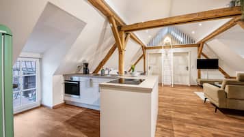 Een koelkast, een magnetron, een kookplaat, een vaatwasser